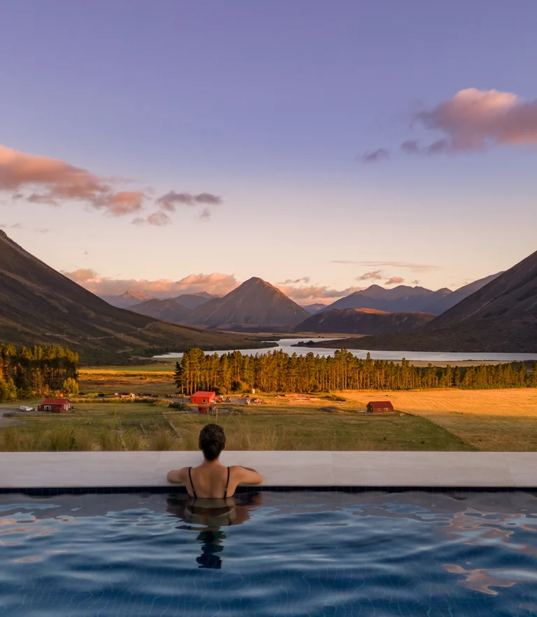 Luxury Escapes Cover Image